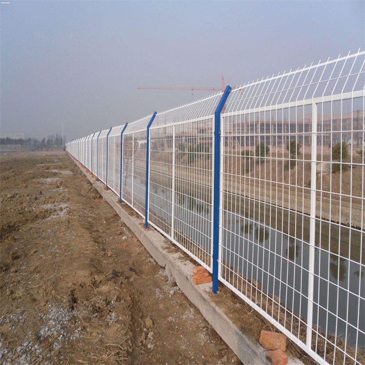新疆鐵路沿線防護(hù)柵欄施工注意事項(xiàng)